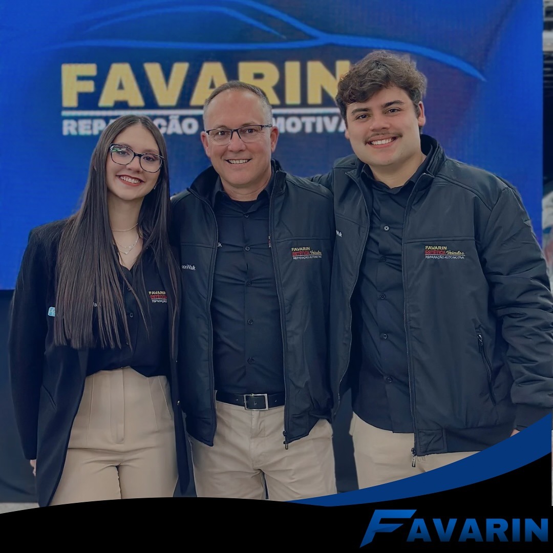 Família Favarin reunida em frente à identidade visual da oficina.