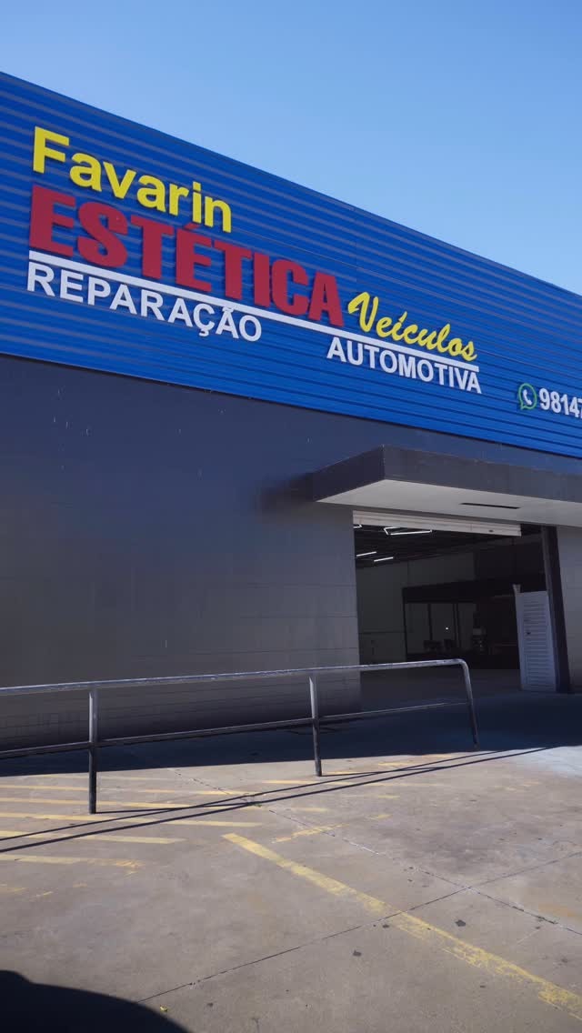 Fachada da Favarin com identidade visual azul e vista da entrada principal.