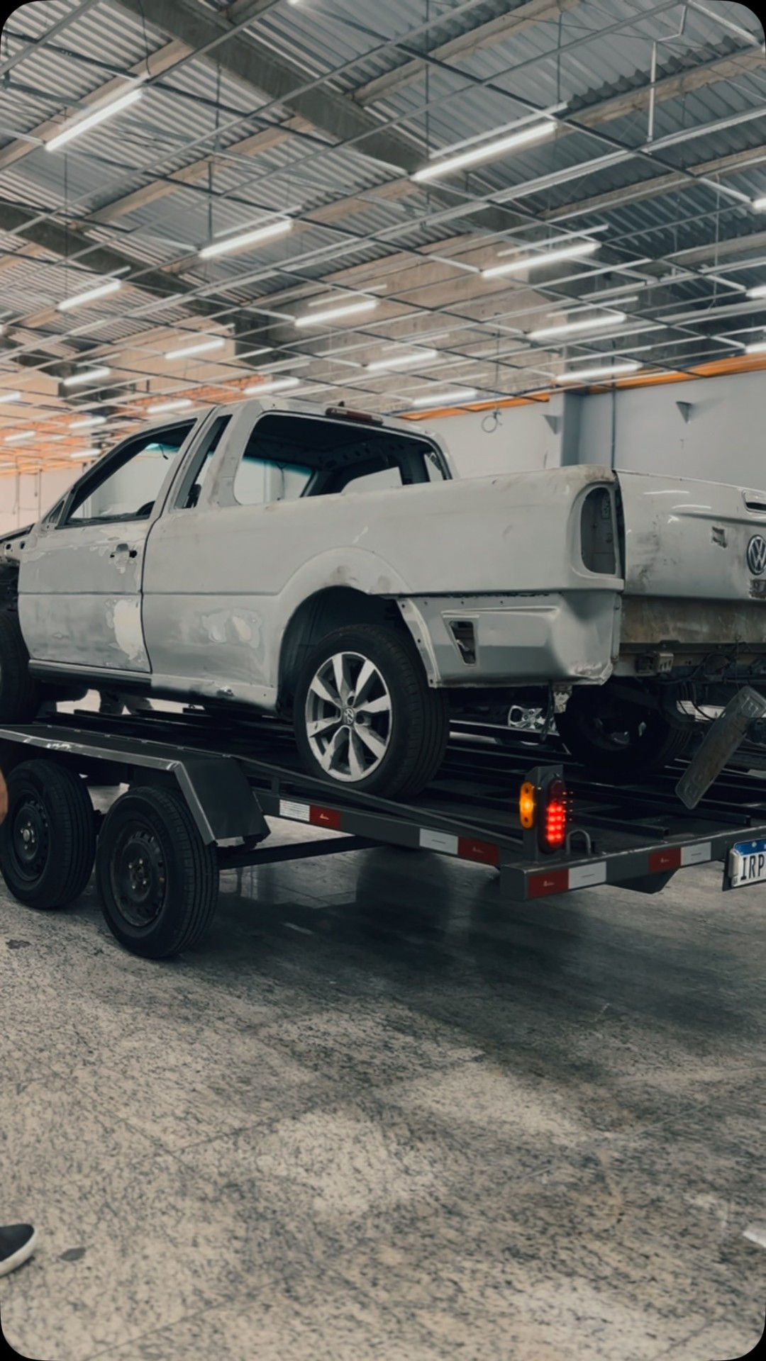 Picape em processo de reparação estrutural dentro da oficina da Favarin.