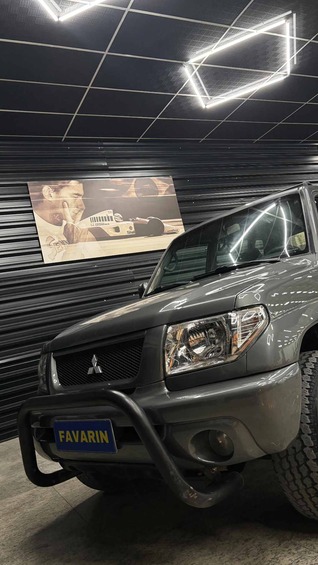 Caminhonete em ambiente interno da Favarin com iluminação destacando o acabamento.